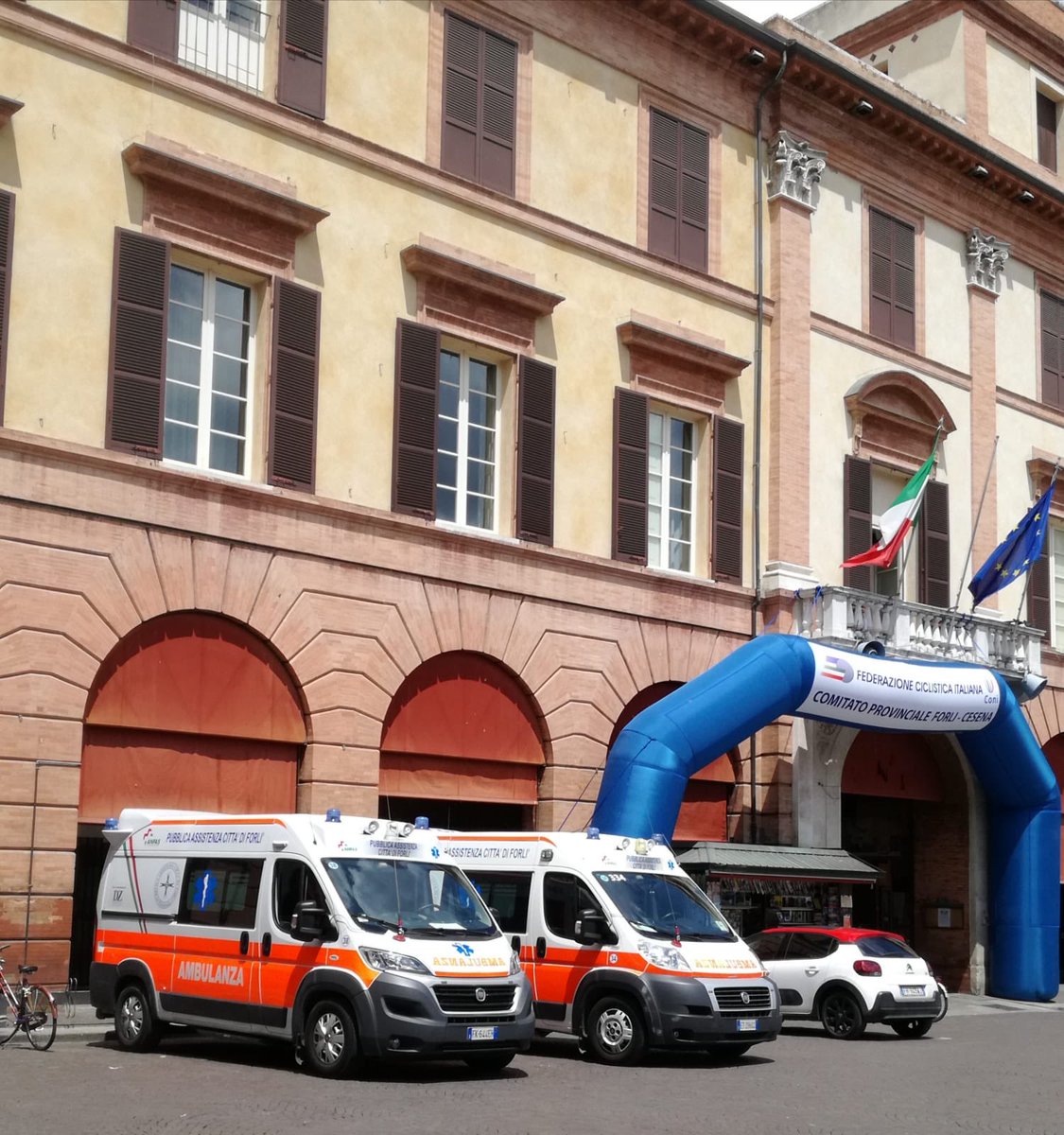 PA_Forli's tweet photo. #piazzasaffi @forli i nostri mezzi in postazione. https://t.co/9cUXgc1O5p