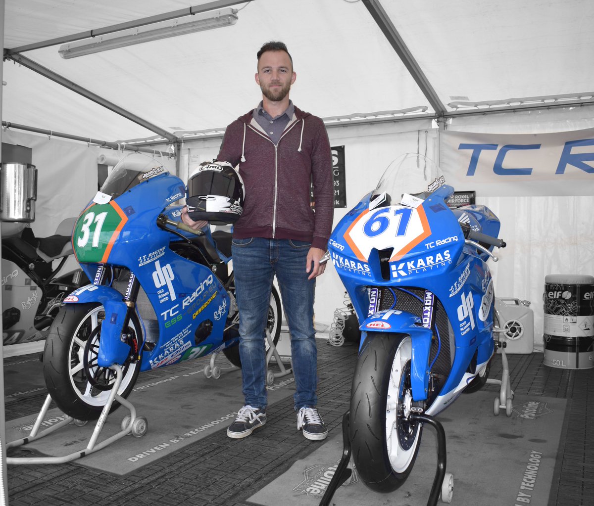 FireStallion666's tweet photo. #juliantrummer earlier taking delivery of his new helmet 👌👍😎🏁😍 #ragedesigns #IOMTT #livingdeadimages @RoadRacingLife @WhyArai @iom_tt https://t.co/jmHmhPbxvt