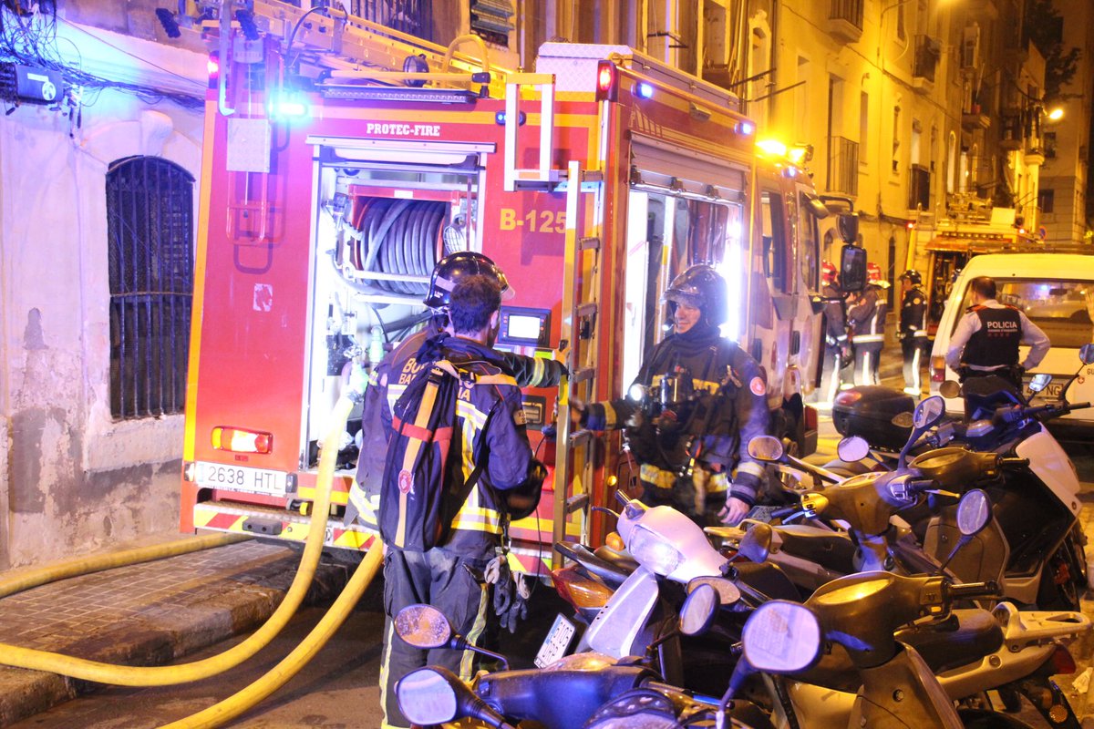 Un incendio en Barceloneta! <a href="/BCN_Bombers/">Bombers Barcelona</a> Parc de Bombers Montjuïc y Llevant!