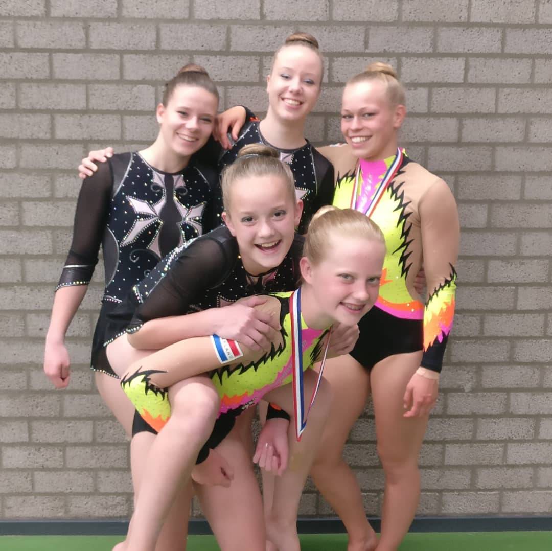 What a day! 💪🏼 De geboekte vooruitgang hebben onze teams meer dan duidelijk laten zien aan de jury. Stuk voor stuk mooie oefeningen! 💥
Rosalie / Denise 3e
Isabel / Annelijn / Geanne 6e
Ilse / Lauren / Jasmijn 6e
Iris / Madelon / Roos 7e
Louise / Annemijn / Renske 8e
#TOPPERS