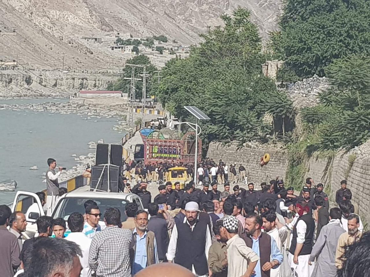 KhalidShaikhPP1's tweet photo. #WeRejectGBOrder2018
#GoHafeezGo
#GoPatwariGo
Today again repeated Gulubutt philosophy against peaceful people of #GB .
This time Pakistan can't afford These types of violations games against Pak. When u r linking with world Via #CPEC project.
@BBhuttoZardari https://t.co/DRoSbkprG1
