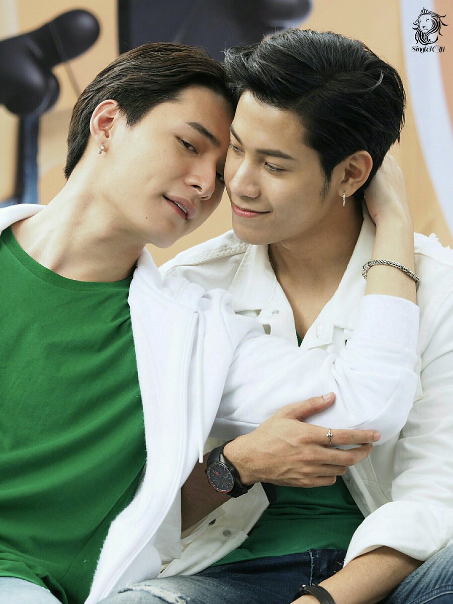 Singtofc_Th's tweet photo. Oops! 🙈🙈🙈🙈
#SingtoPrachaya #สมุนจ้าวป่าว 
#ExpressMinions https://t.co/gTOML9WAvp