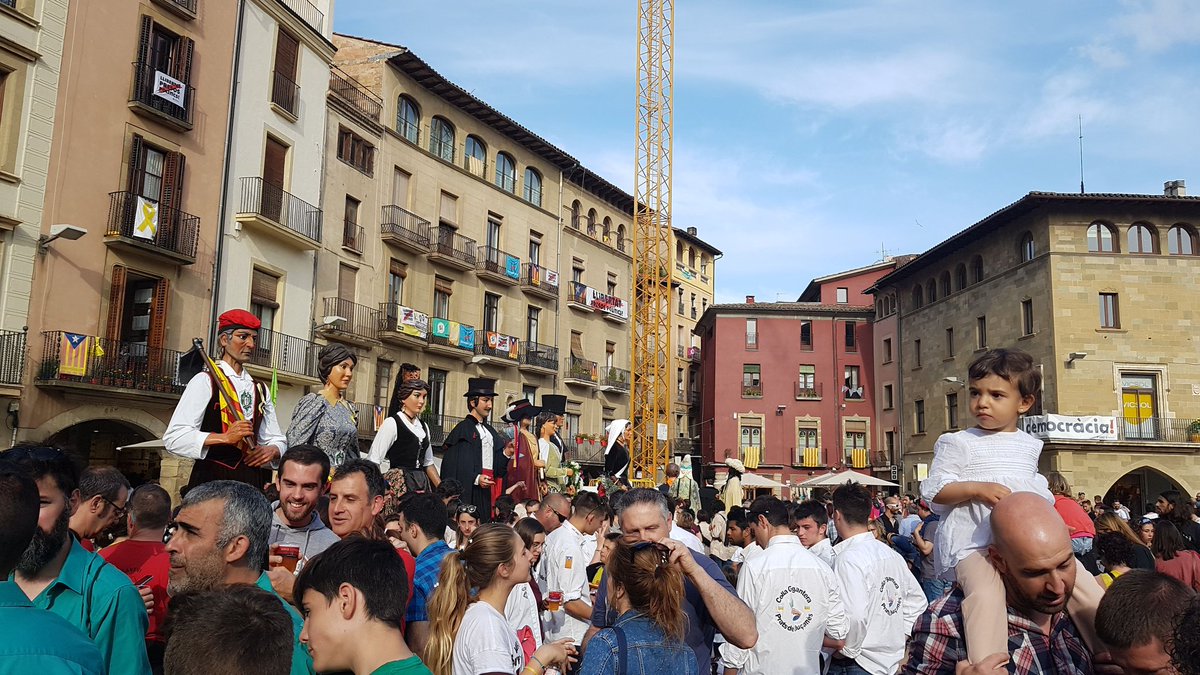 Molt bona la trobada de gegants i grallers del carrer de la Riera de Vic! #FreeRovira #faleragegantera