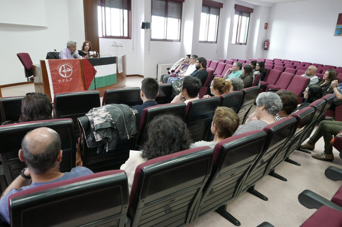 "Cando a gañadora israelí de #Eurovisión canta contra o acoso escolar debería comezar por falar do asasinato de crianzas palestinas por parte do seu goberno" - Fayez Badawi, da FPLP #Palestina na charla de <a href="/mardelumes/">Mar de Lumes</a> en #Marín #5AnosMardeLumes #AoVivo youtube.com/watch?v=ZG8j8k…