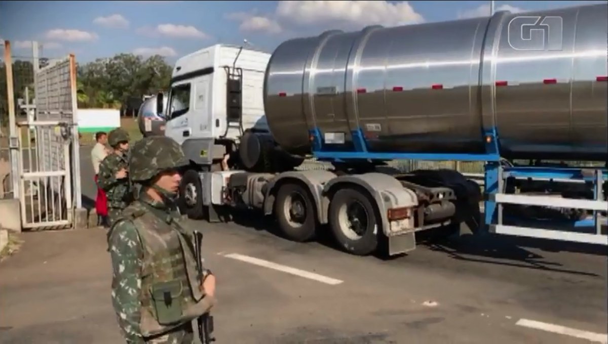 Resultado de imagem para Exército mobiliza tropa e libera acesso à Refinaria de PaulÃnia
