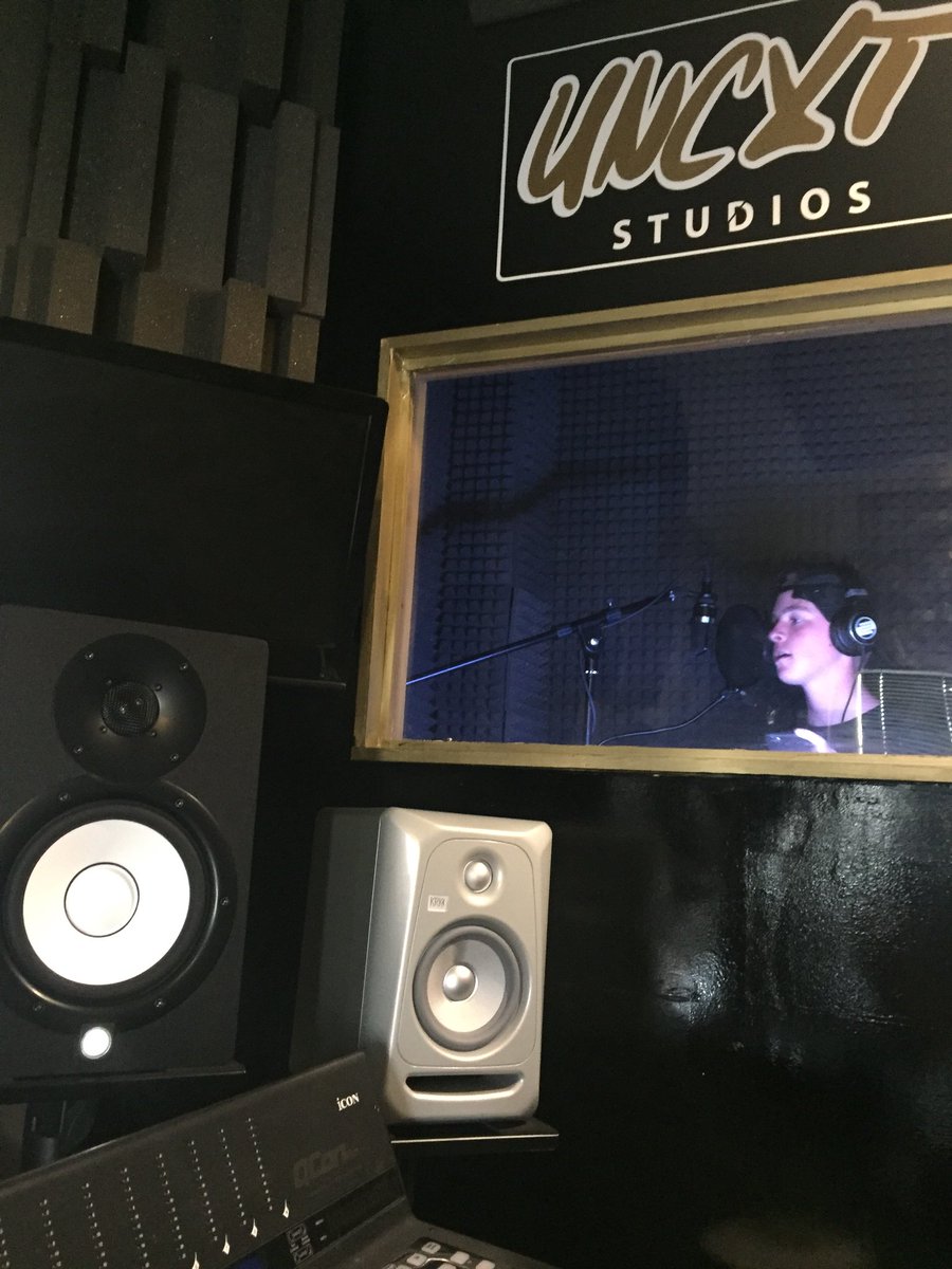 UncxtStudios's tweet photo. Couple sick tracks recorded in camz session today 👌💥
#youthsession #essex #grays #thurrock #uncxt #studio https://t.co/cw1JiJHHSg