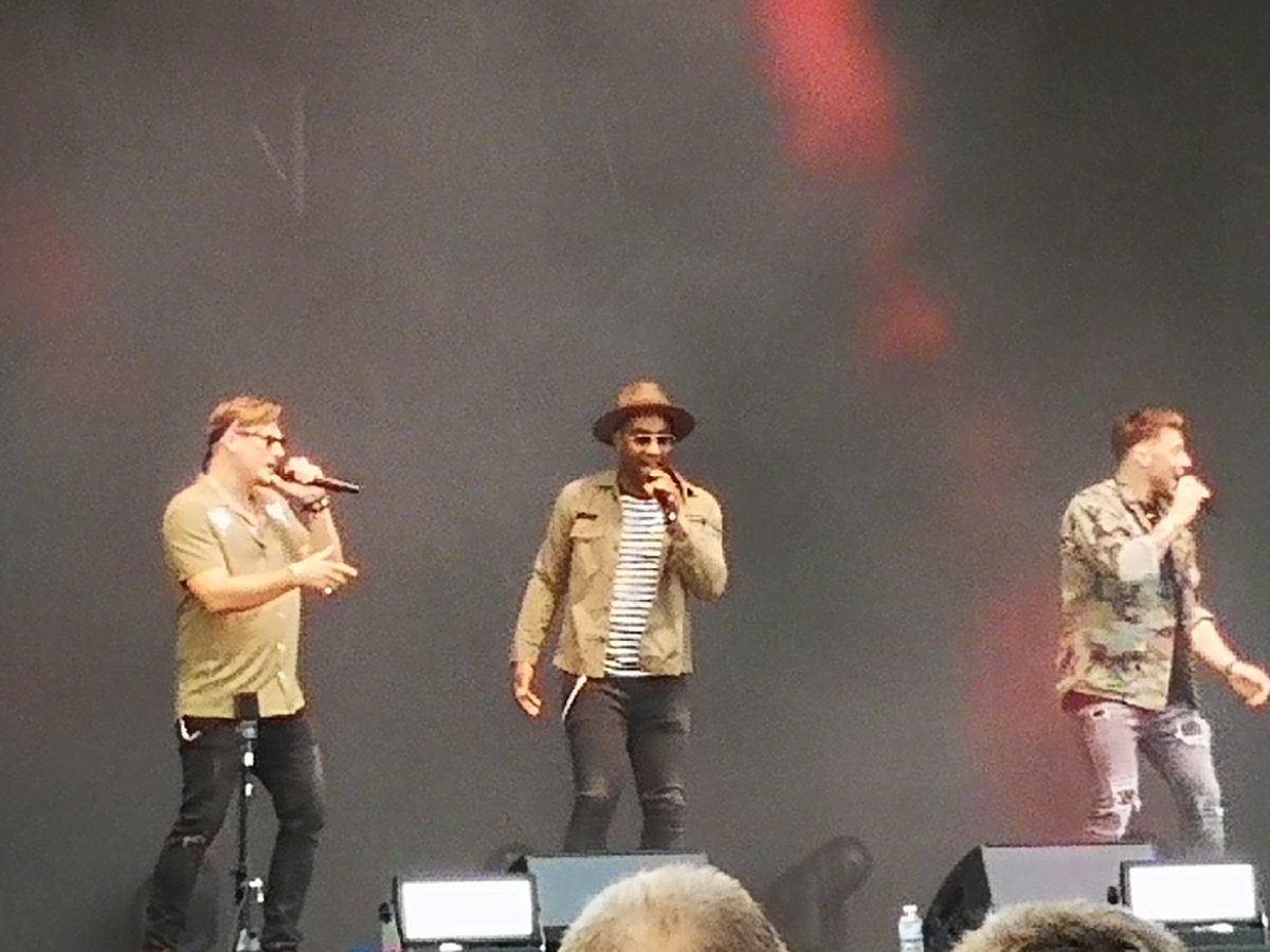 Hecate_Hellfire's tweet photo. @officialblue totally taking me back to the 90s #blue #SummerOfSteps #steps #stepsontour https://t.co/0nQqBi9Djf