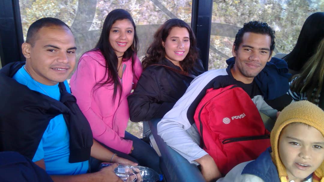 Mukumbari's tweet photo. Para @usmile_ruth (rosada)es 3a vez en #MomentoMukumbari Se trajo a @jewishf @anamesones @soydennys de Ciudad Ojeda https://t.co/9n2sPHAhwo