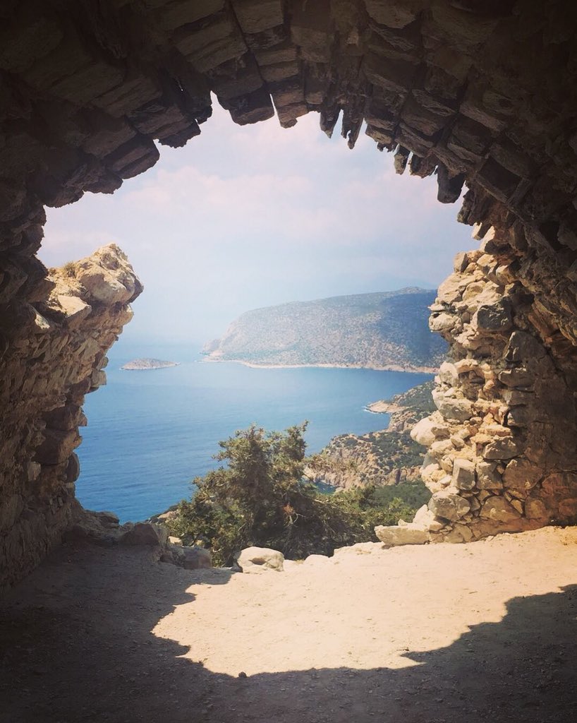 vdvbirgit's tweet image. In het half uur dat het vandaag droog was en de zon ook even doorbrak, klauterden we net Kastrou #Monolithos op om getrakteerd te worden op dit uitzicht 🏰 😃 #MonolithosCastle #Rhodos