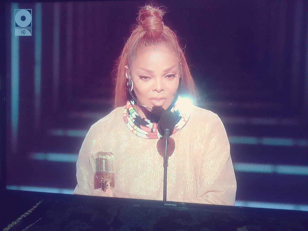 #BBMAs check the neck piece African inspired #finendebelewoman