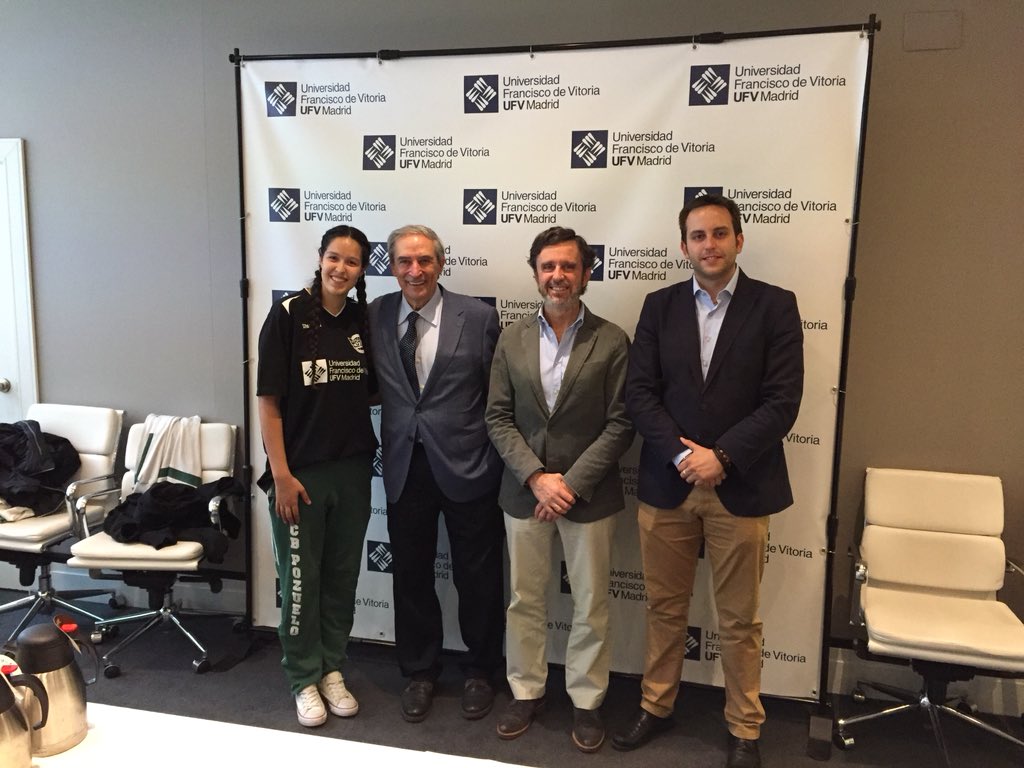 cbpozuelo's tweet image. El Rector de la Universidad Francisco de Vitoria (Madrid) y el Concejal de Deportes de Pozuelo de Alarcón felicitan al equipo femenino del Club Baloncesto Pozuelo-UFV proclamado campeón de 1ª Nacional Femenina de Madrid. ¡Enhorabuena campeonas! 🏆🏀👏👏@UFVComunicacion @drodrcan