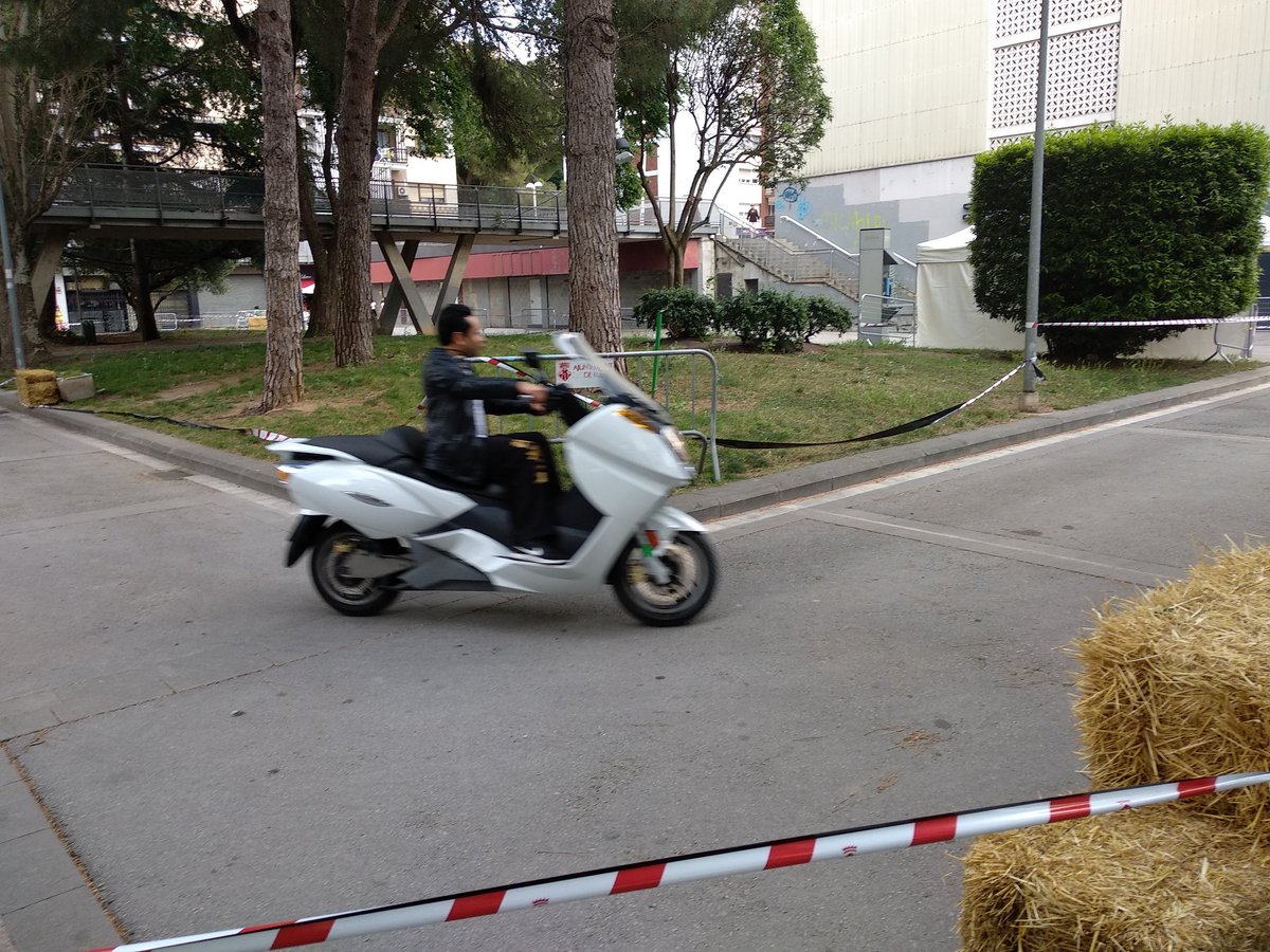 RubiBrilla's tweet photo. #FiraVehicleElectricRubi
Una mostra de l'ambient que s'està vivint a la Fira de #Rubicity
Pares provant cotxes i motos elèctriques. Joves i nens amb segways, patinets elèctrics, segways.
Recordeu: demà diumen TOT EL DIA DE 11:00 A 21:00.‼️
#moltambient #atopee #diversió https://t.co/ISuuBxhDLc