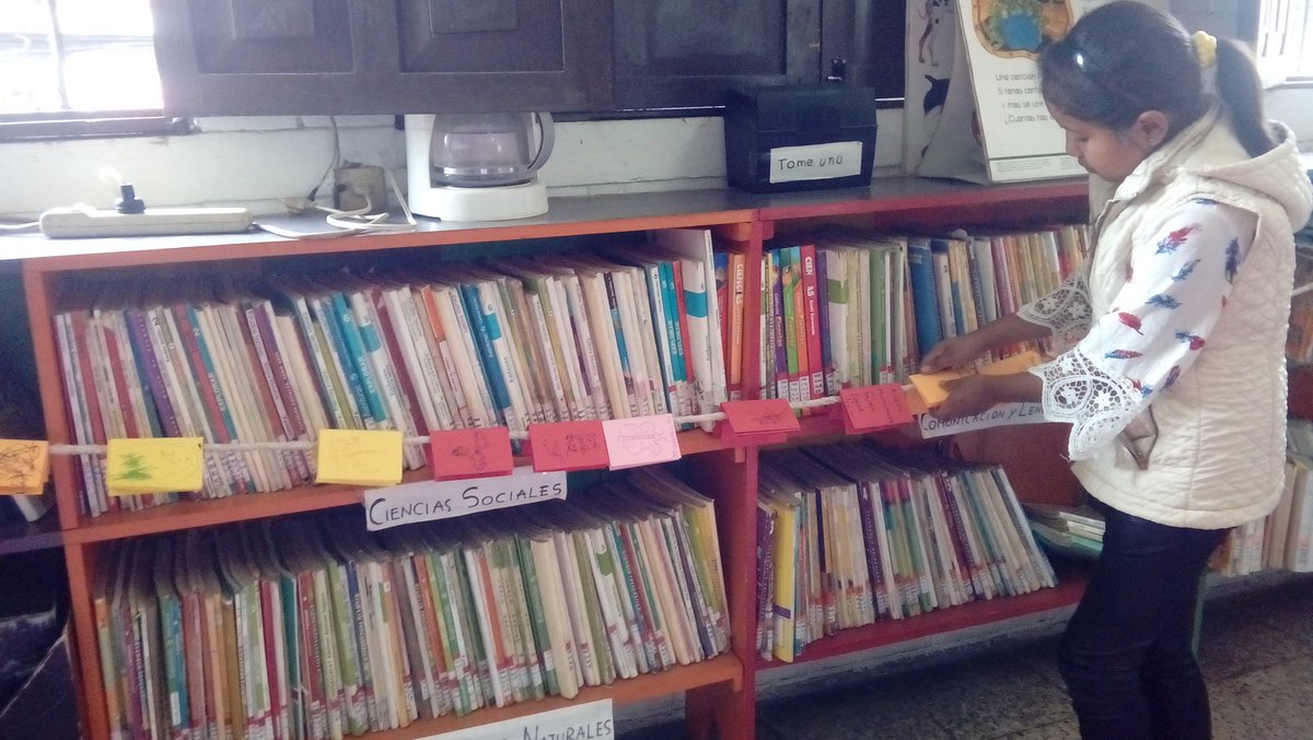 Lectorantes's tweet photo. Los más pequeños usaron los libros de la biblioteca móvil para inspirarse y crear los suyos. Visitamos la biblioteca El Tejar en Chimaltenango. https://t.co/kaono8KoNq