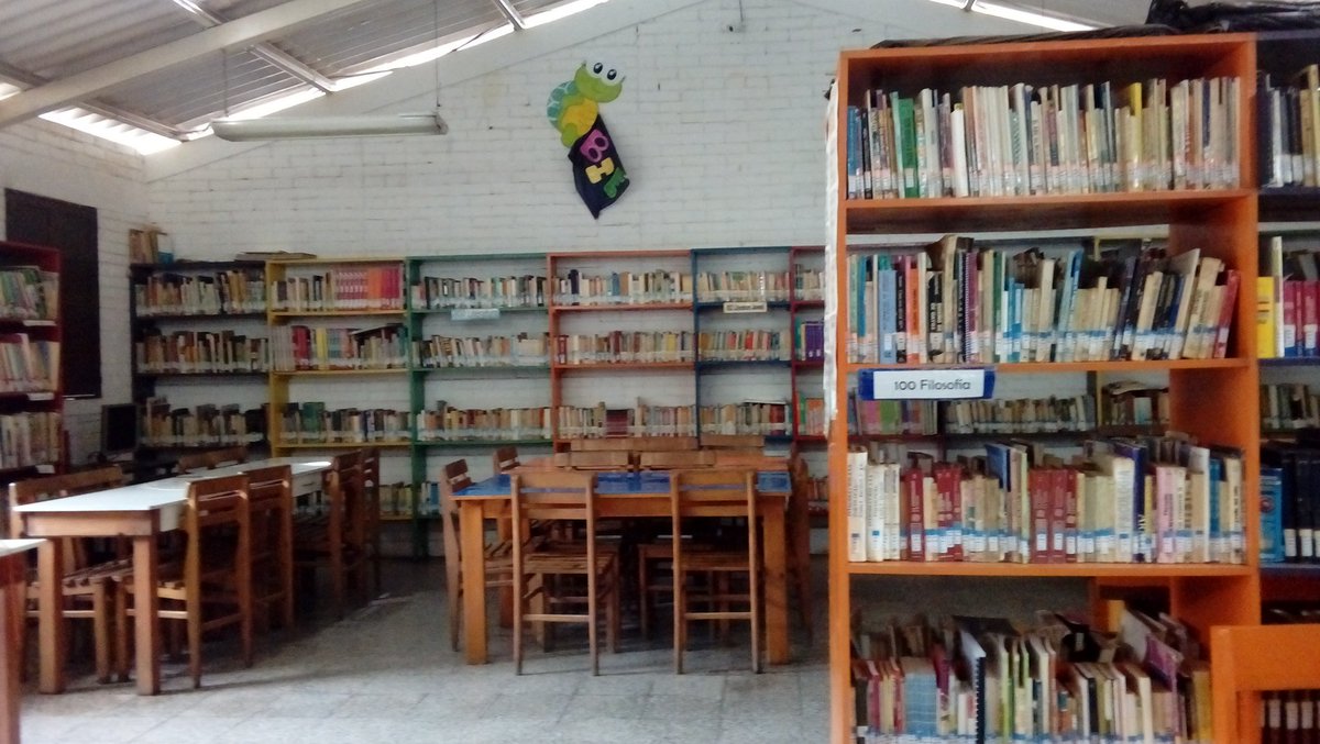 Lectorantes's tweet photo. Los más pequeños usaron los libros de la biblioteca móvil para inspirarse y crear los suyos. Visitamos la biblioteca El Tejar en Chimaltenango. https://t.co/kaono8KoNq
