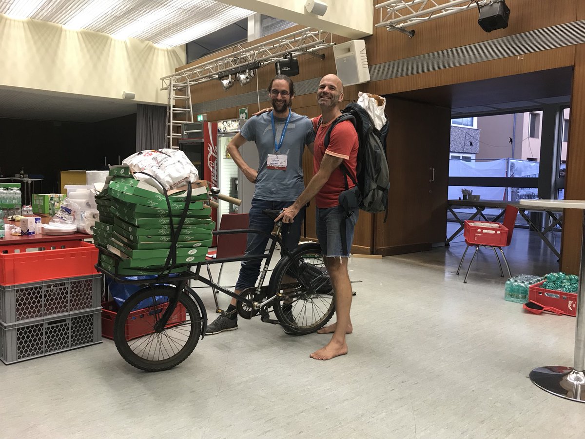 Die Gute Tat beim @SaarCamp: Gerade hat Orga-Mitglied <a href="/holgerdell/">Holger Dell</a> alle Pizzen und Baguettes an <a href="/Fussbotschafter/">Volker Wieland</a> übergeben - zur Verteilung an Hilfsbedürftige. Das ist so schön 💚 Danke!

#saarcamp18 #saarcamp