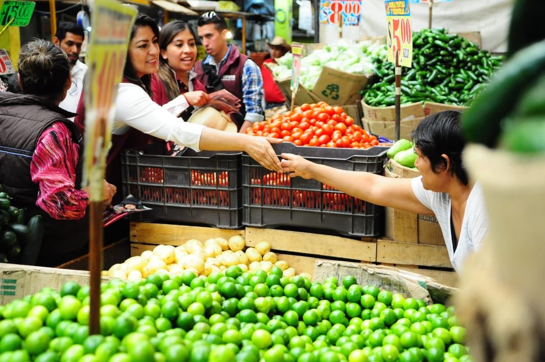RiveraVivanco_'s tweet photo. En este recorrido por el Mercado Emiliano Zapata, me he percatado que es urgente su redignificación. Vamos a actuar de raíz por esa gente trabajadora tan valiosa que tiene #Puebla en sus mercados. #YoSíTengoUnPlan https://t.co/k3CwLk1Fo2