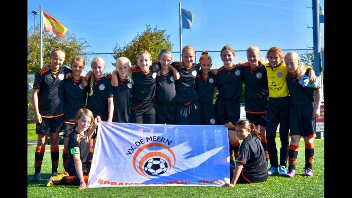 Meidenvoetbal = Oranje  Meidenvoetbal = #Orangeladiesontour  wil je ook voetballen kijk op meisjesvoetbal.nu.   #Overstappen #Aanmelden het is mogelijk.