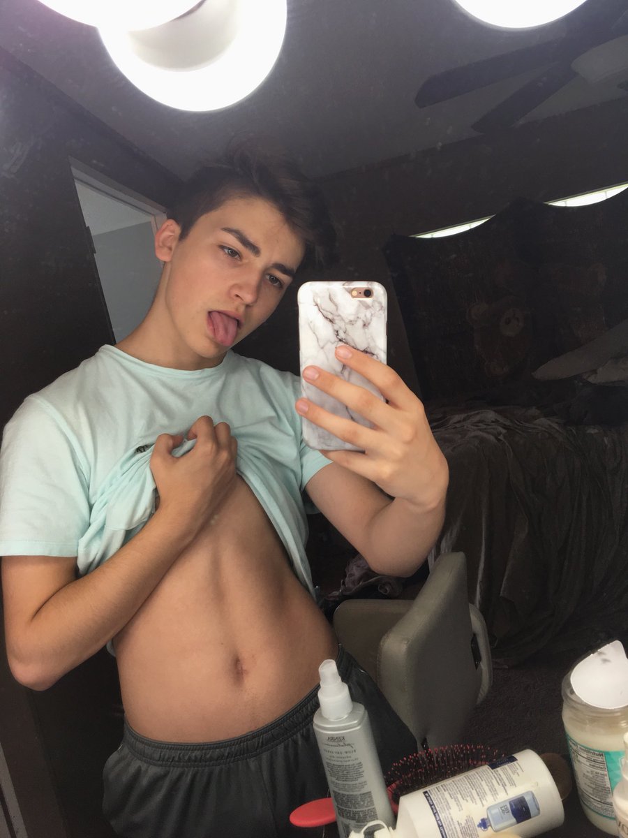 Loyaltylerr's tweet image. #gaytwitter ... chill it’s just a stomach
