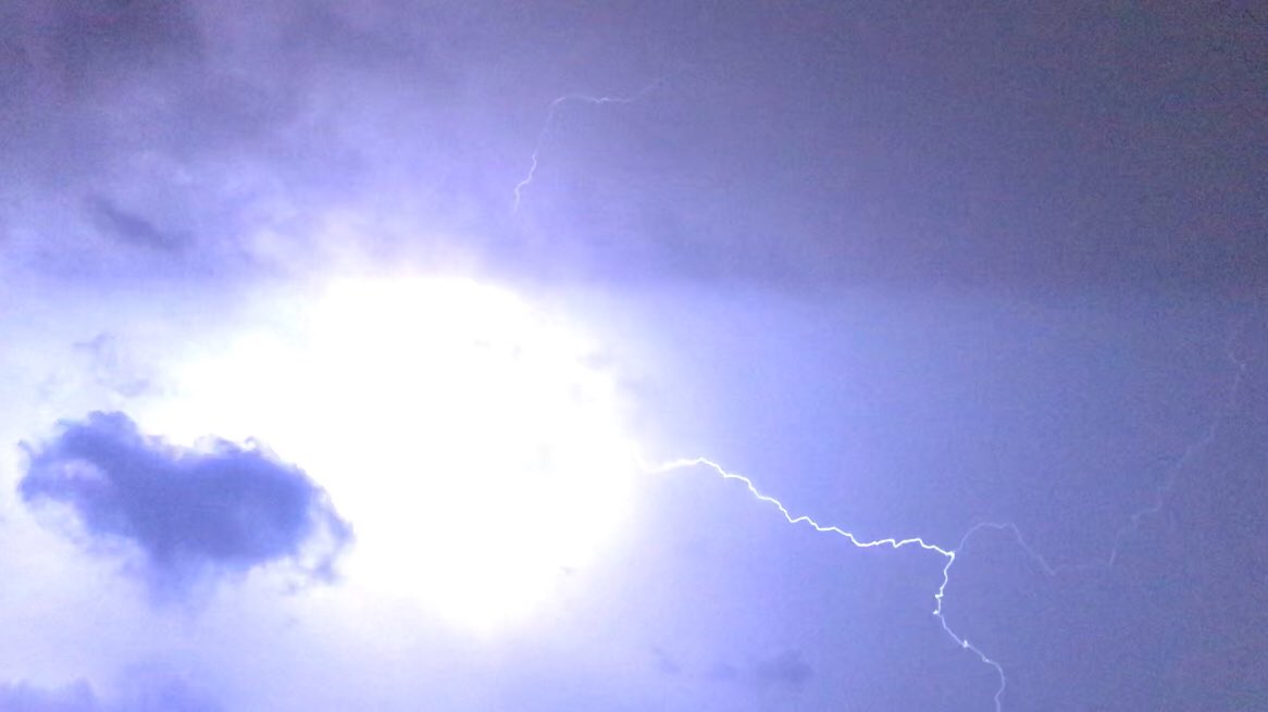 lon_john77's tweet image. Some amazing shots of #forked #lightening in #London tonight. #lighteninguk