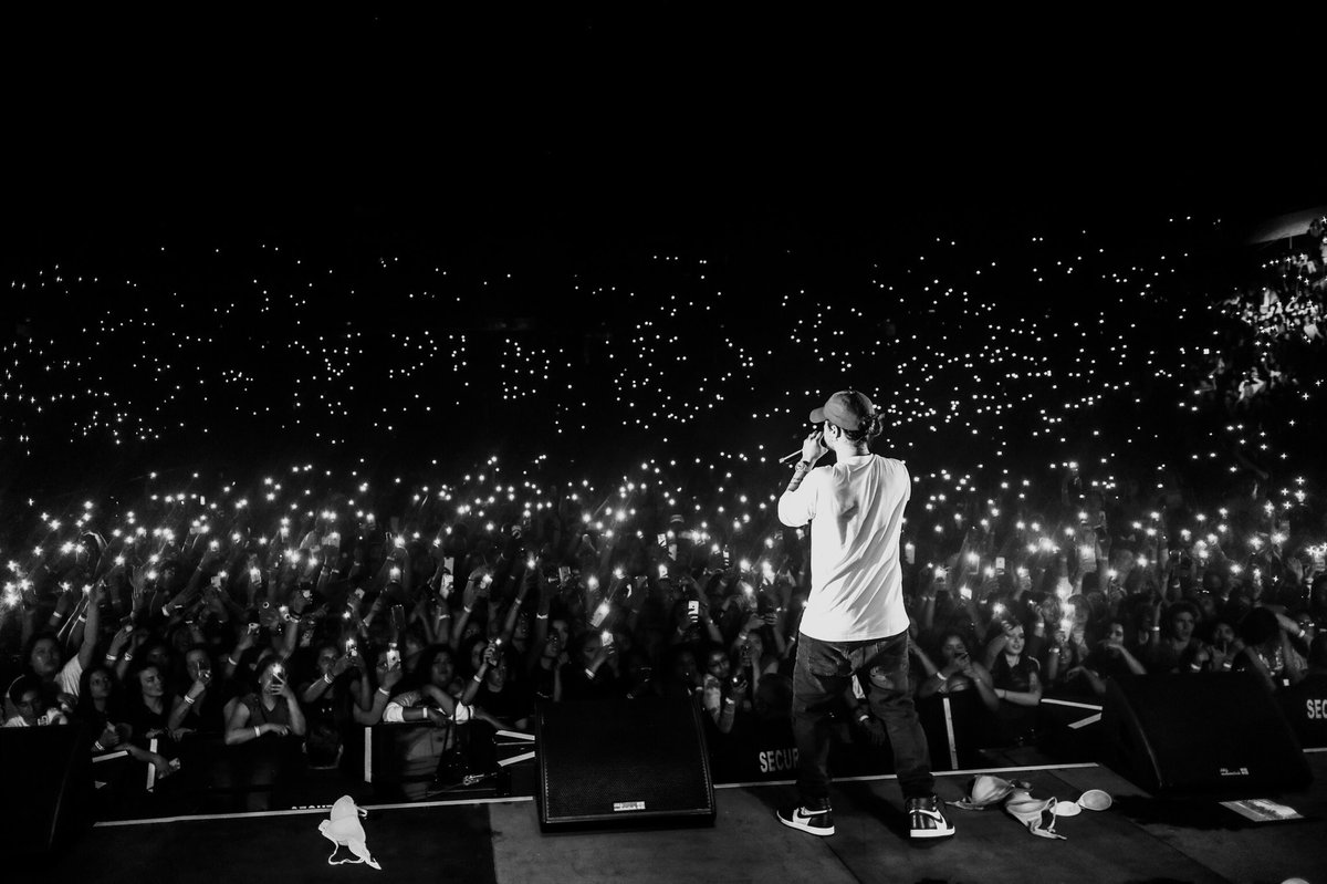 russdiemon's tweet photo. Real life continues to amaze me 

Winnipeg last night 🇨🇦 

📷 : @Raiamarialaura https://t.co/Q5FHNmdnge