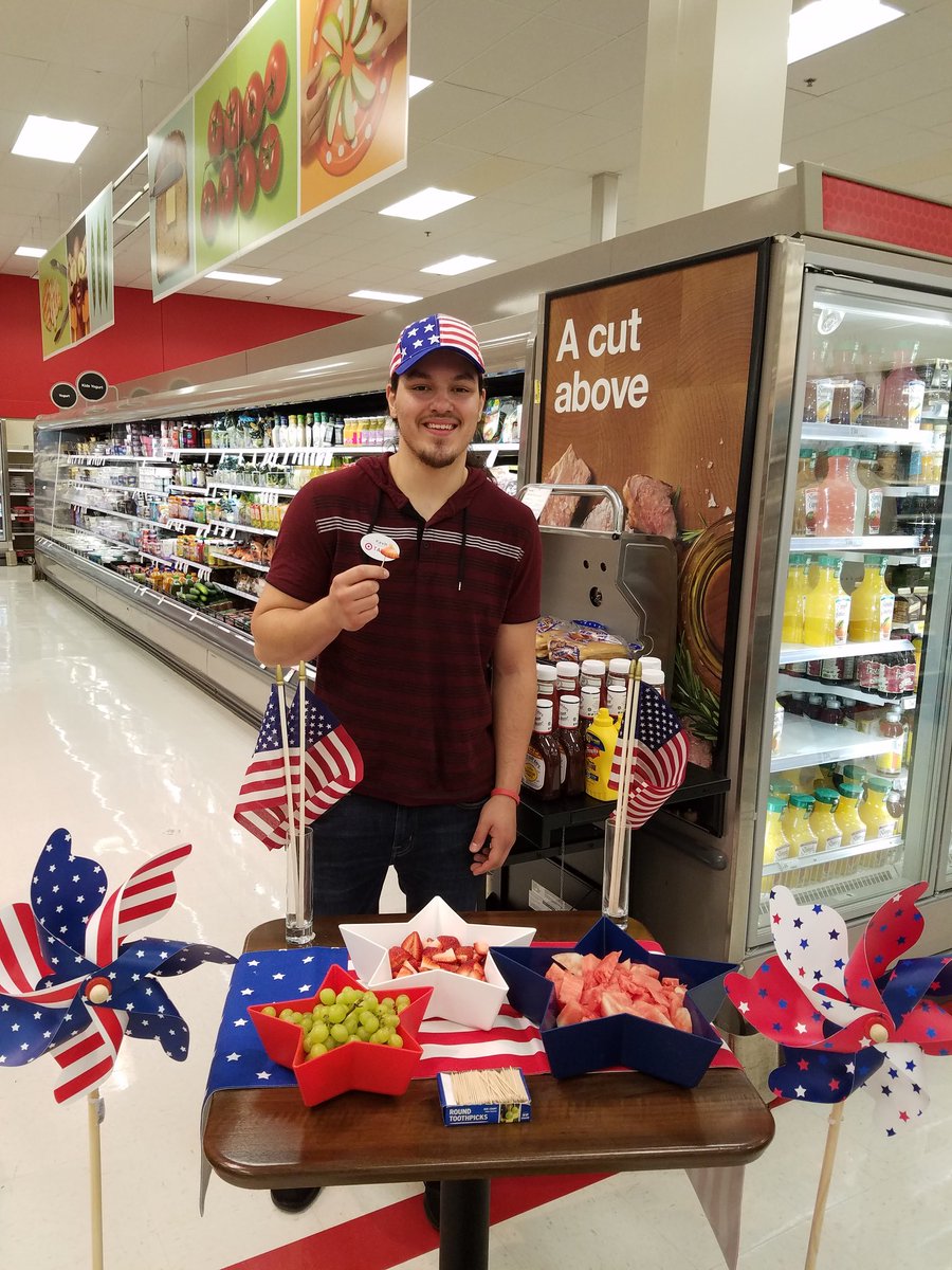 Eman_Issaghi's tweet photo. Memorial Day weekend + Beautiful weather=Refreshing fresh fruit for all! #sales #sample #MemorialDayWeekend2018 @Tim_Heit @IlyanaBrendaro https://t.co/nHDa3kh9c0