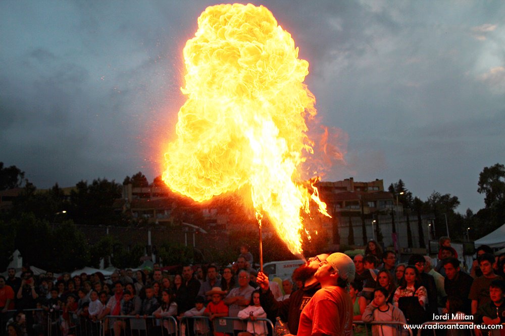 Ràdio Sant Andreu 📻 (@radiosantandreu) on Twitter photo 📻RÀDIO SANT ANDREU - FIRA DE LA PRIMAVERA
1 TROBADA DE FOC amb la Colla de Diables
<a href="/DiablesSAB/">Diables S.A.B</a> 📻RÀDIO SANT ANDREU - FIRA DE LA PRIMAVERA
1 TROBADA DE FOC amb la Colla de Diables
<a href="/DiablesSAB/">Diables S.A.B</a>