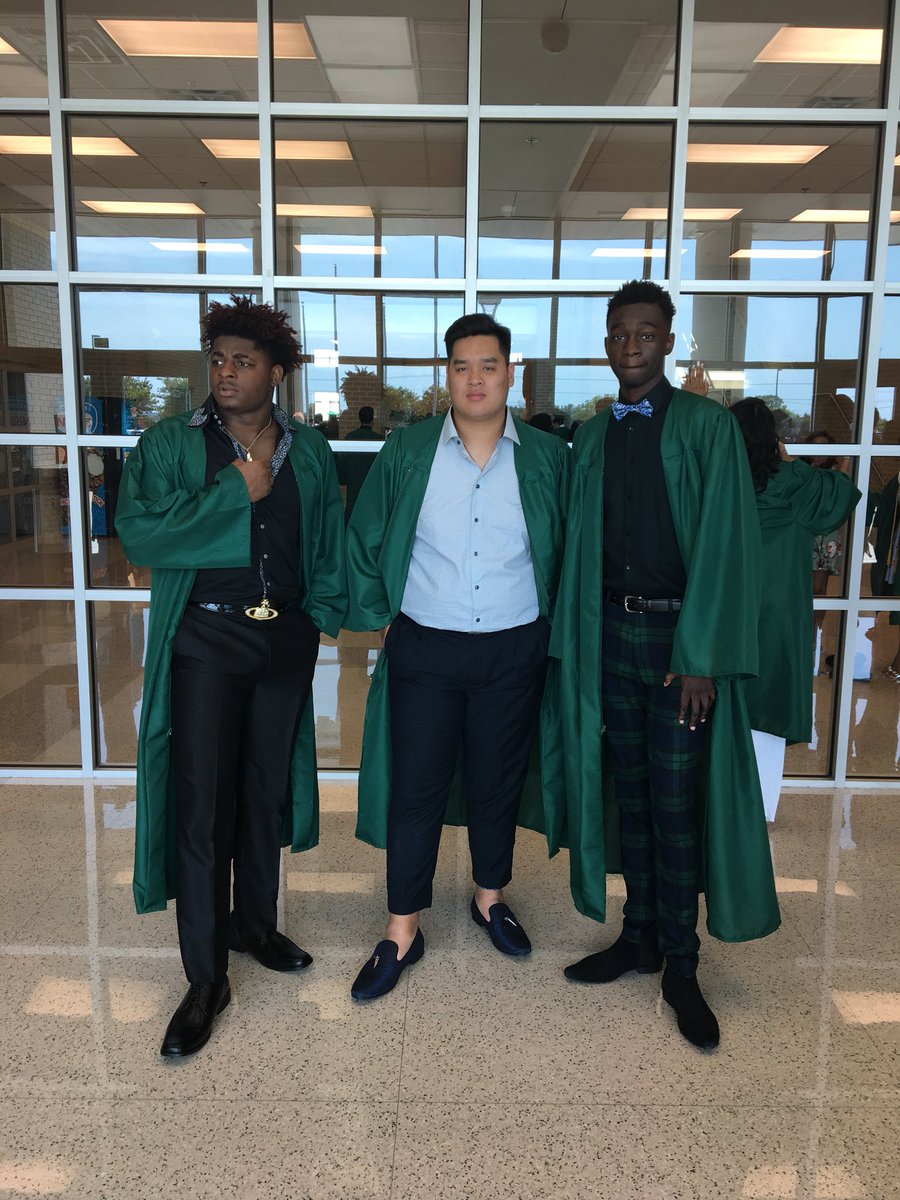 anh_batman's tweet photo. Cant believe itβs been 4 years in high schoolβΌοΈ Itβs been very bitter sweat, but canβt wait to see what the future holdsβΌοΈ #2k18Graduation https://t.co/0AahQmaXNv