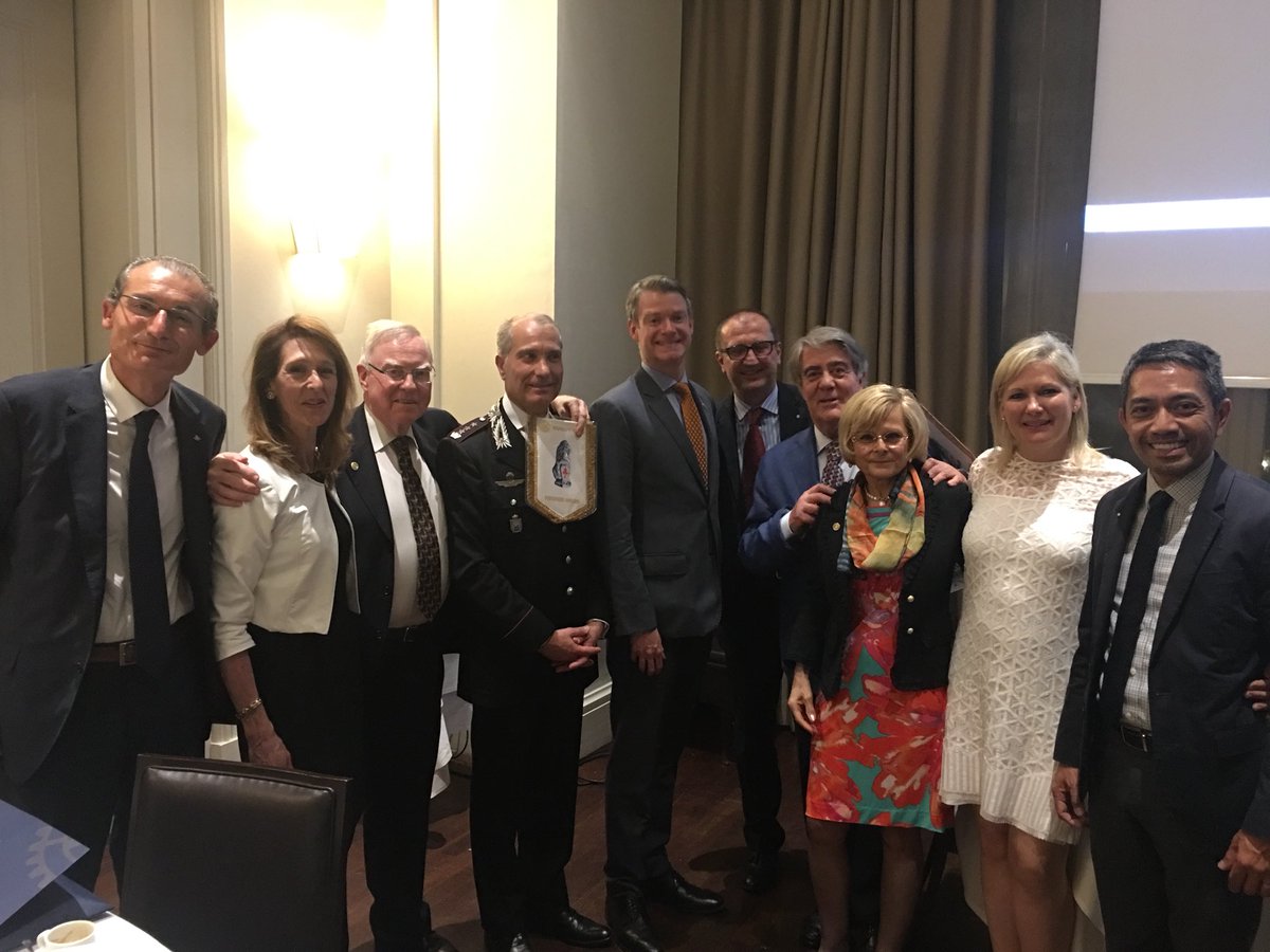 arrel_olano's tweet photo. Met the US consul general during our visit to the Rotary Club of Florence https://t.co/3dBhyoafaX
