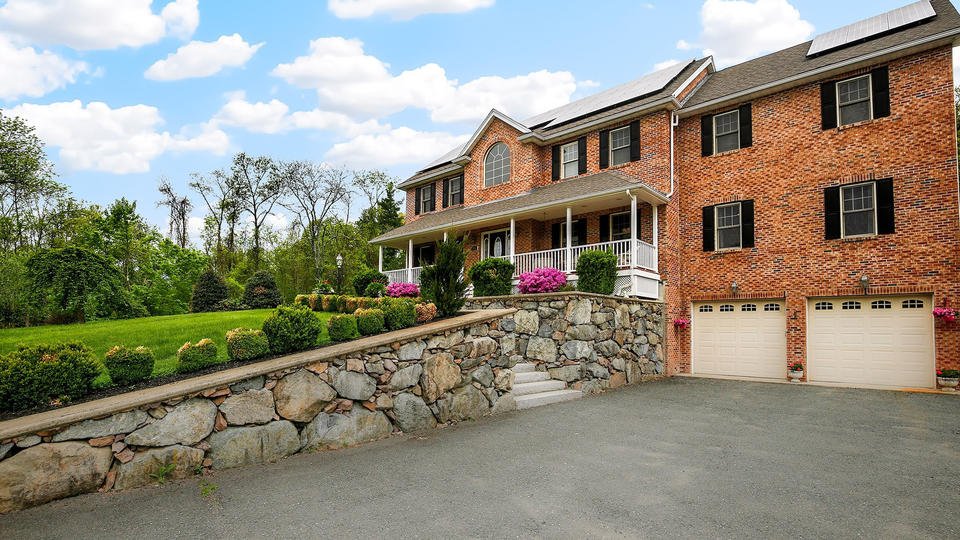 bostonherald's tweet photo. #HomeShowcase: A true charmer set in Middleton #HomeSmart https://t.co/XV9aw9bRNm https://t.co/xdkpJFF74X