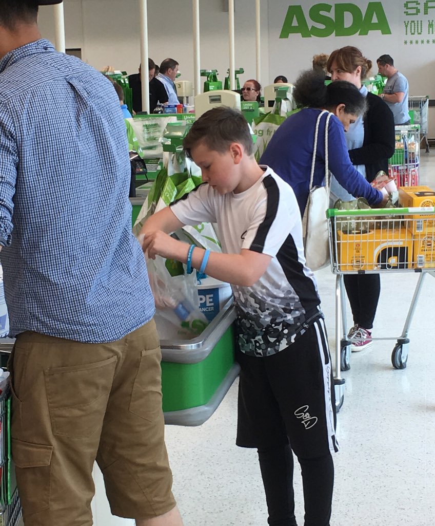 paige2506's tweet photo. Had a lovely morning bag packing at My local asda in Westbridgeford for Beauty With a Purpose and Hope Against Cancer with Lisa, Kay and Kane with out you amazing souls this wouldn’t have happened, thank you so much!we were only there from 11-1 and managed to raise an amazing£60! https://t.co/bN2w4Lei4V