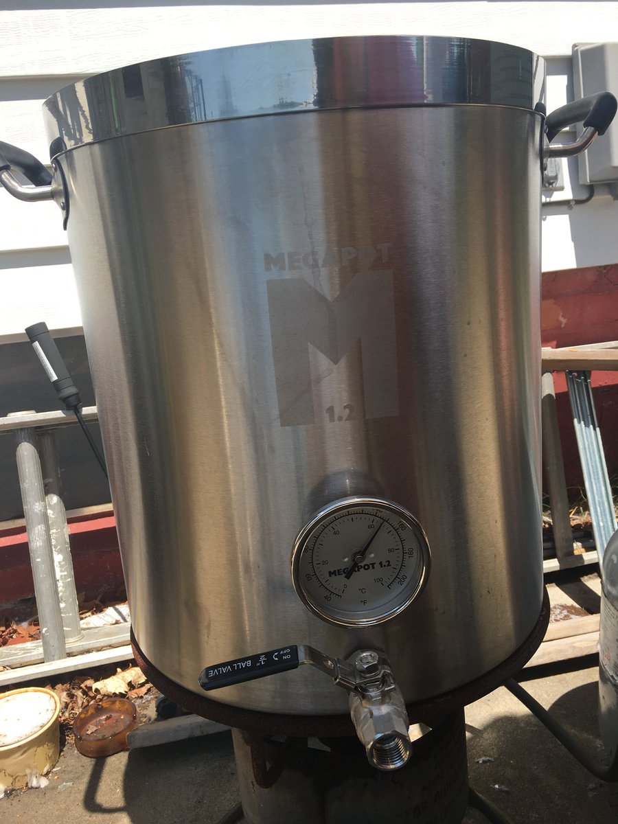 PeacocksBrewing's tweet photo. Brewing jalapeño amber ale today! #homebrew https://t.co/8N3BdQ4pka