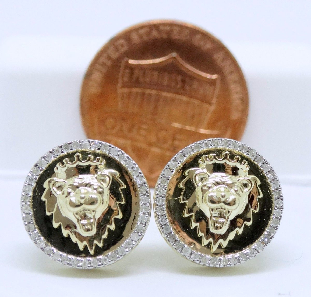 #Simple and #stylish, these #stud #earrings are a #great #everyday #look. #Fashioned in #10kt #Yellow #gold, each #Round shaped #earring is centered with a #cluster of #shimmering #diamonds #totaling 0.17 ct.
#lion #lionearrings #studearring #yellowgold
bit.ly/2Lu9yjH