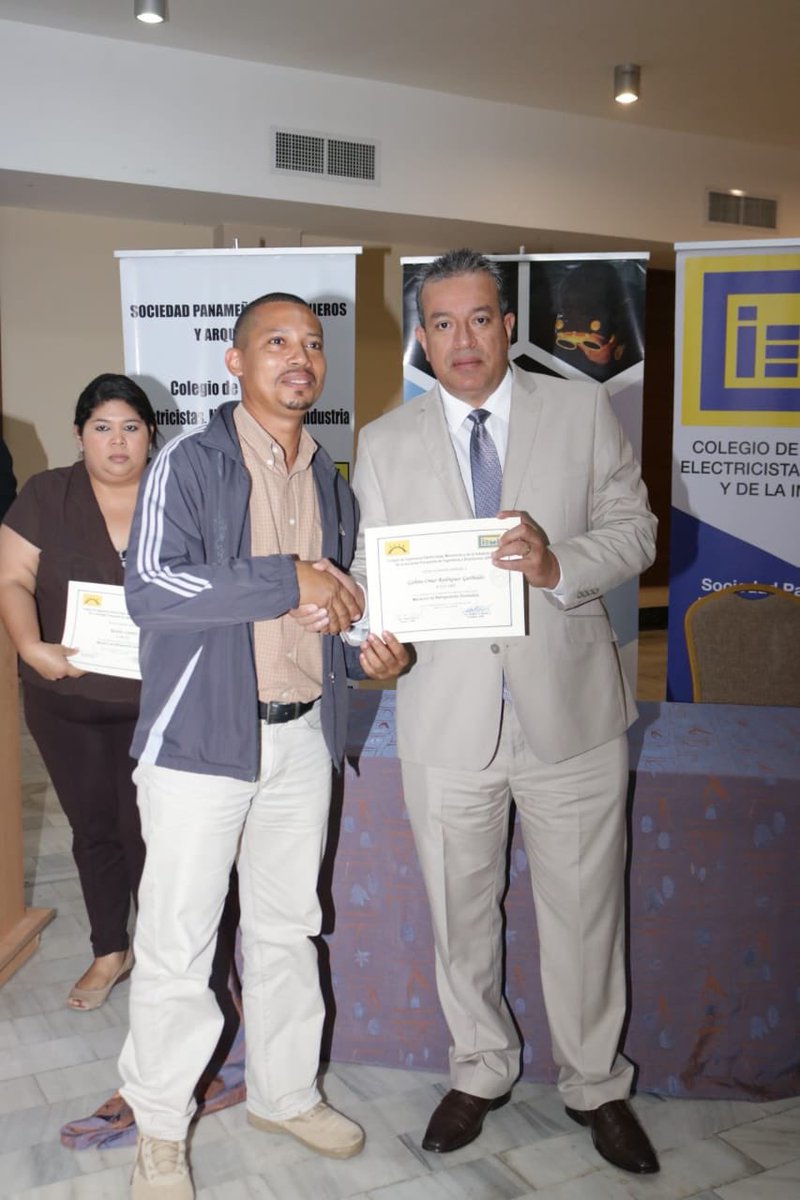 sriveravalencia's tweet image. Ellos esperaron más de tres años para que le dieran su idoneidad, pues la conseguimos con la @SPIApanama el esfuerzo siempre deja réditos, ahora a trabajar con todo #UnMejorInadeh