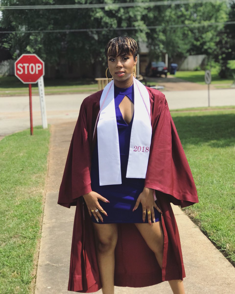 SERENITY_MUSIC7's tweet photo. #2k18Graduation π https://t.co/LMp1TjyxLt