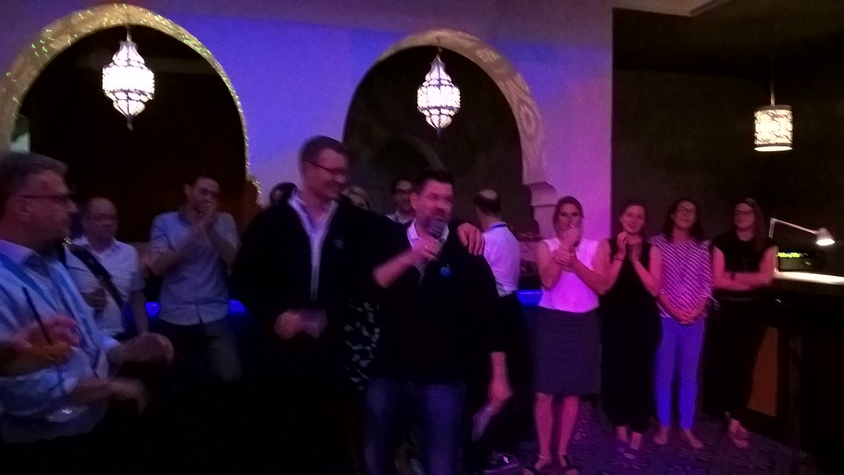 Tweets_KH's tweet photo. Mehr #Magic geht nicht. Auch die Abendlocation https://t.co/ehj28GFI1M ganz im Sinne von #MagicRoundTable - bunte Zutaten,  Entdeckungen &amp; Fun. Danke an alle, die sich heute zu uns mit @dietouristin wagten; morgen geht's weiter 🎆 #DCHH18 https://t.co/0e4OCk4UJp