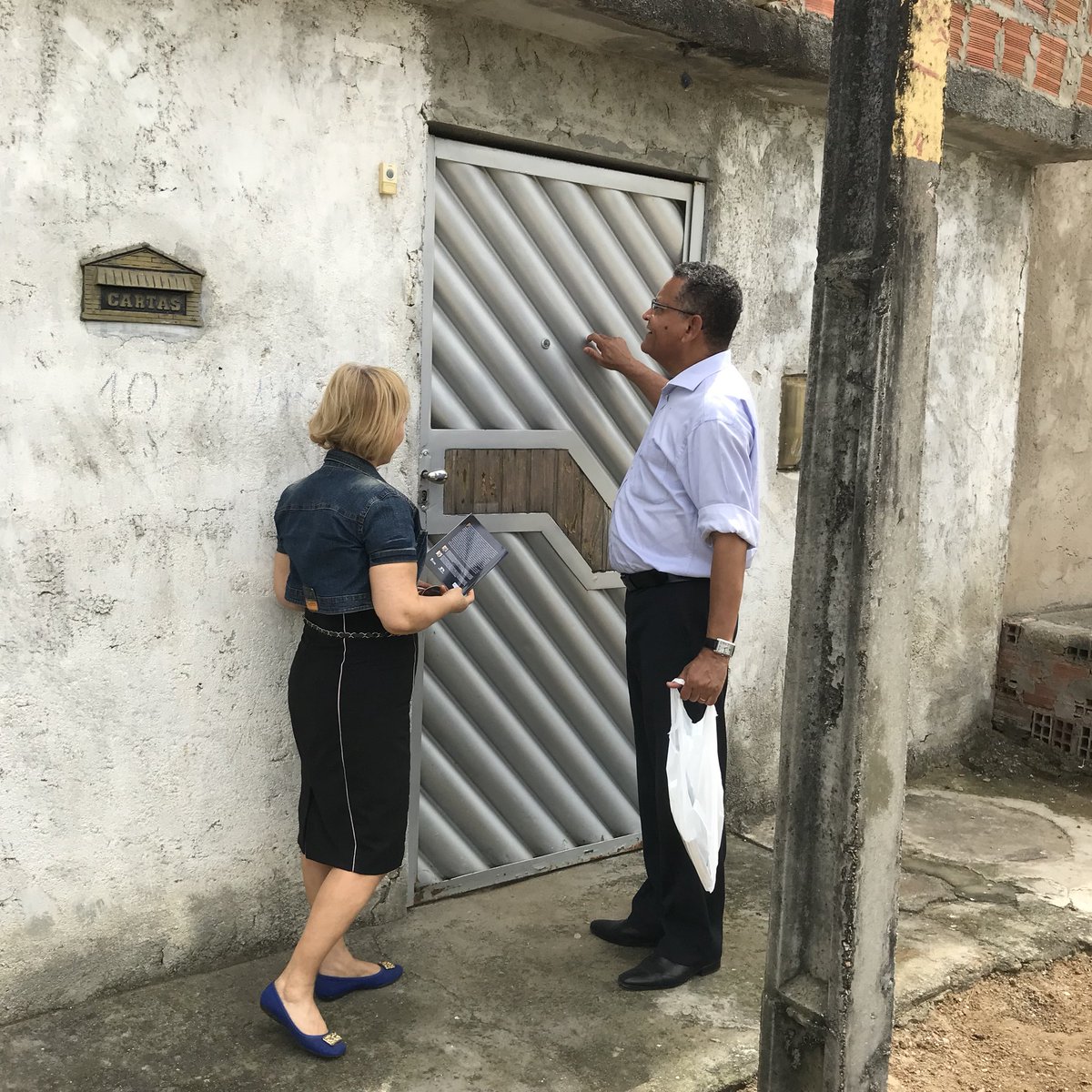 JurandiReis's tweet photo. Grande privilégio  para mim e minha esposa nesse dia de alegria e de Impacto Esperança. Poder escolher o bairro Fernando Lira com suas 7 ruas sem a presença da igreja Adventista
e deixar um livro o Poder da Esperança em casa por casa. https://t.co/wUDBnjwCTA