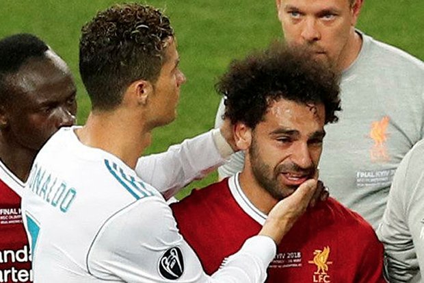 #Liverpool 's heartbroken Mo Salah comforted by Cristiano Ronaldo as fans hail Real Madrid legend as 'class act' #ChampionsLeagueFinal bit.ly/2LAgj3o