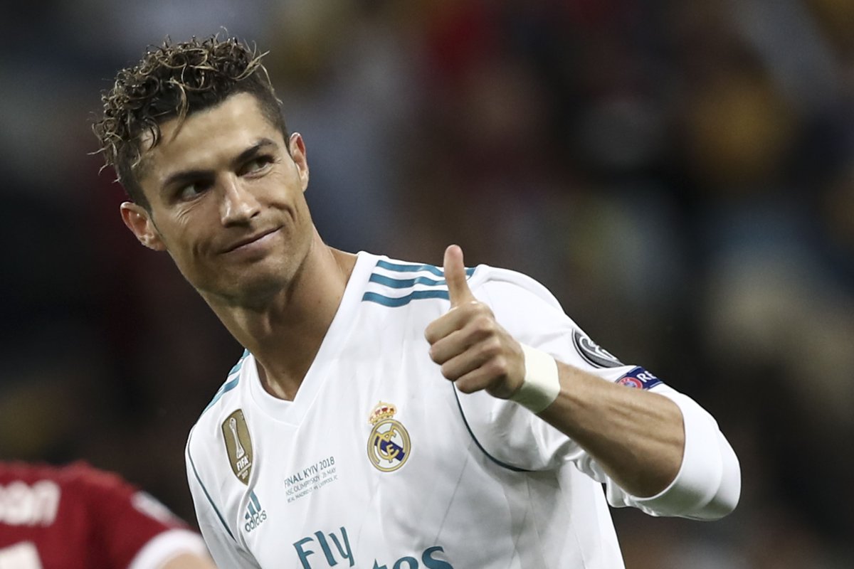 Squawka's tweet photo. Cristiano Ronaldo in the Champions League era:

• Most goals (120)
• Most games won (97)
• Most goals in a year (19)
• Most goals in a season (17)
• Most titles (5)

Had a little help tonight. 🐉 https://t.co/09kI2vQ38J