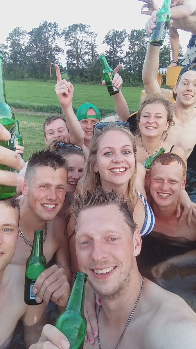 Wie houden het boeren platteland levend op deze mooie zaterdagavond? Juist! De jongelui! Met een BBQ, een biertje en een jakoezie! #platteland #geenhittestress