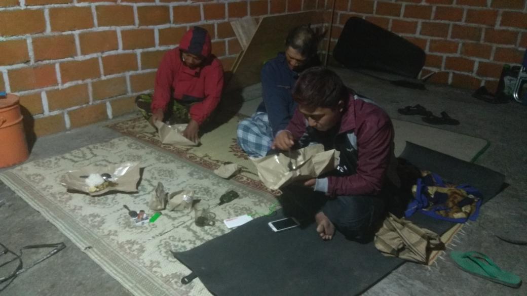 aharrizky's tweet photo. Alhamdulillah....dapet kiriman sahur dari Glagaharjo.
Tetap terjaga untuk berjaga di posko @ParikesitPrb Kalitengah Kidul untuk keharmonisan hidup bersama #merapi 

@BPPTKG @merapi_news 
@Jld09547075 @arkomjogja

#WargaTangguhMerapi
#LivingInHarmonyWithMerapi https://t.co/5aZLr3q3eQ
