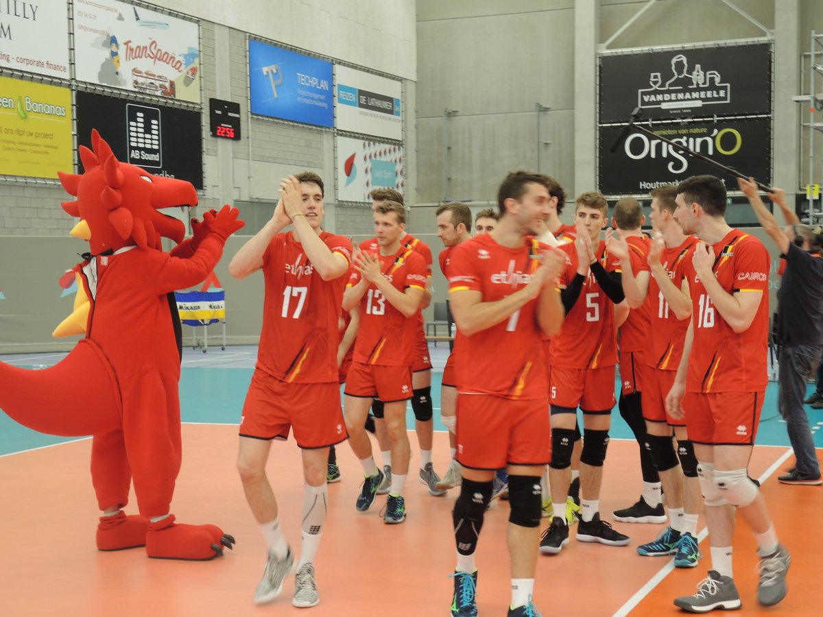 Kevin Klinkenberg gives <a href="/belreddragons/">Belgian Red Dragons</a> win in close 15-13 tiebreak. @Volley_Belgium - <a href="/SloVolley/">Odbojkarska zveza Slovenije 🇸🇮</a> 3-2 #EuroLeagueM