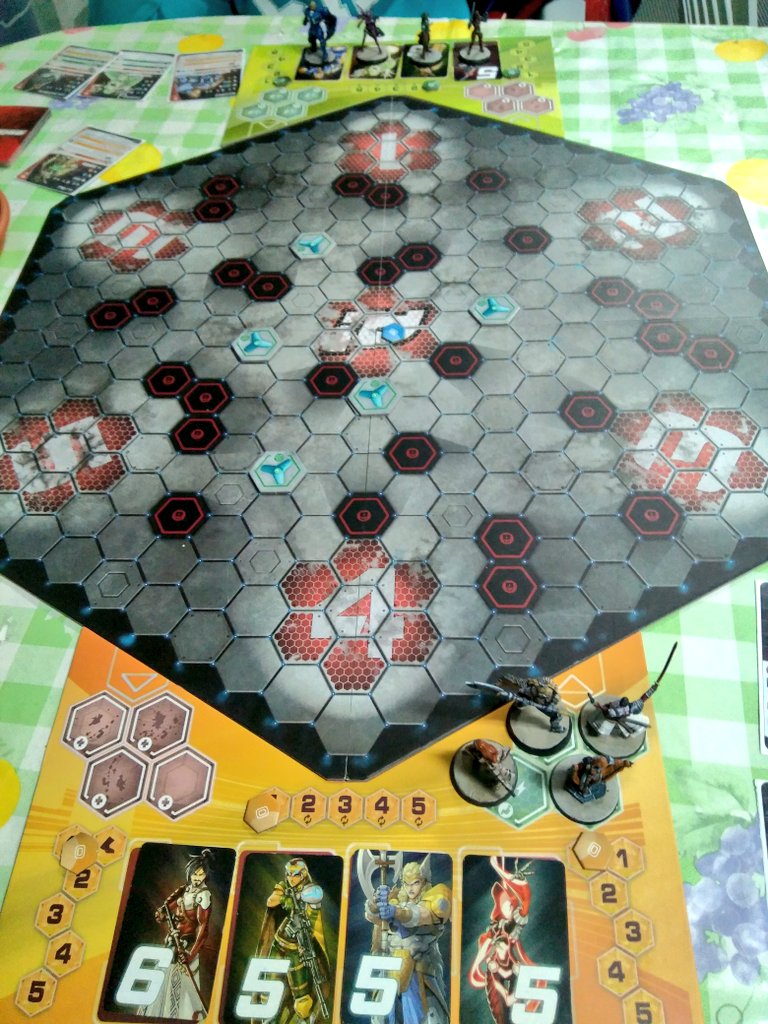 Hoy hemos probado el nuevo escenario "Blitz" de #AristeiaTheGame  ha sido superentretenido!!! Hemos jugado 9 turnos y ha sido muy emocionante! Un escenario rápido ágil y con una forma de conseguir puntos que hace que cualquiera pueda ser el ganador final!!! Muy recomendable!! 🔝