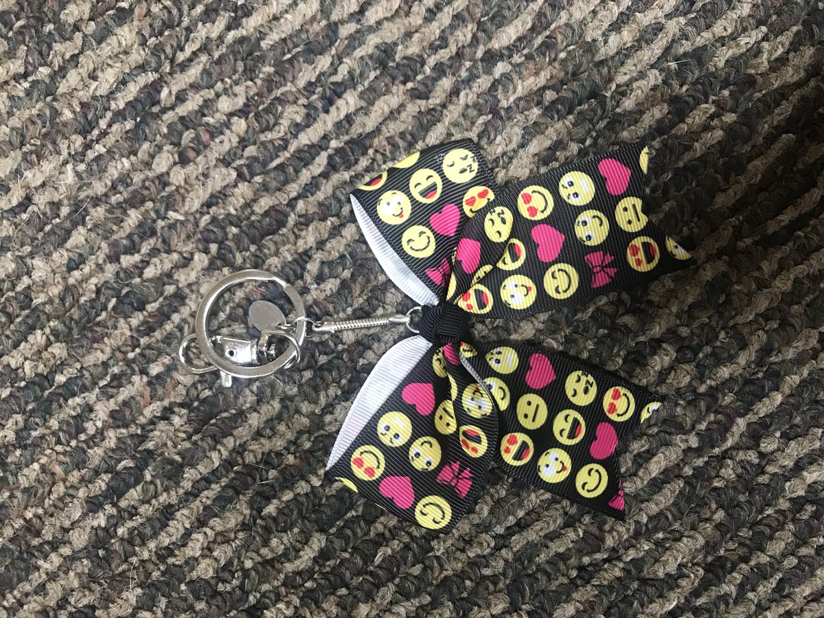 Jess_Pisano's tweet photo. The emoji keychain is the perfect accessory for my new stability cheer duffle! Share your love for cheerleading with this keychain bow on any one of your cheer bags! Get yours now on https://t.co/1eWamxcJUg!!! @omnicheer @ChasseCheer #chasseathlete2018 #mychasseway https://t.co/fqko3ddm9s
