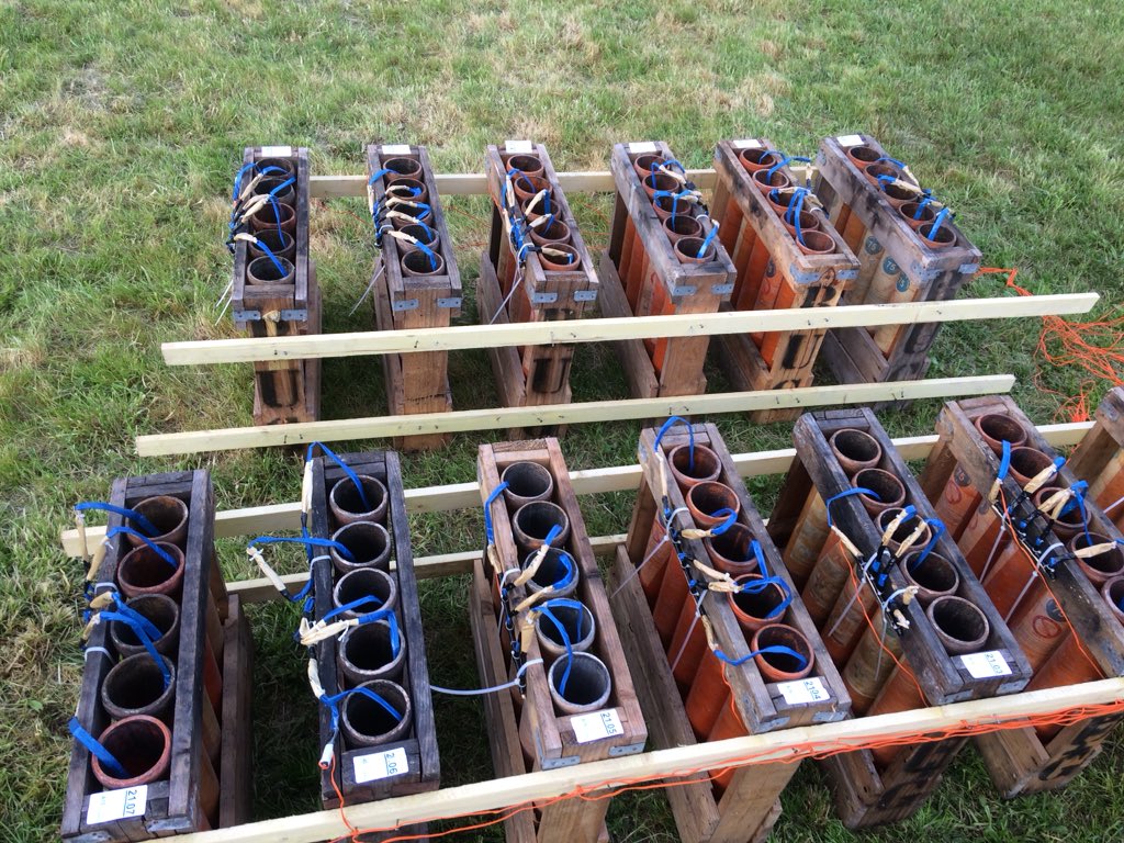 LACROIX_Defense's tweet image. Dans les coulisses des #JPO du #1erRCP @armeedeterre avec nos artificiers ... en pleine préparation du spectacle pyro ... au son de la bandas bomberos