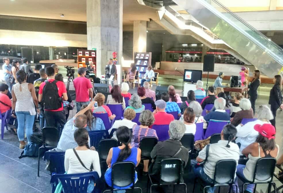 Así se desarrolla la presentación del libro "Después de Chávez, cómo nacen las banderas" de mi querida Geraldina Colotti en los espacios abiertos del Teatro Teresa Carreño junto a <a href="/VillegasPoljak/">Ernesto Villegas Poljak</a>. 👏❤