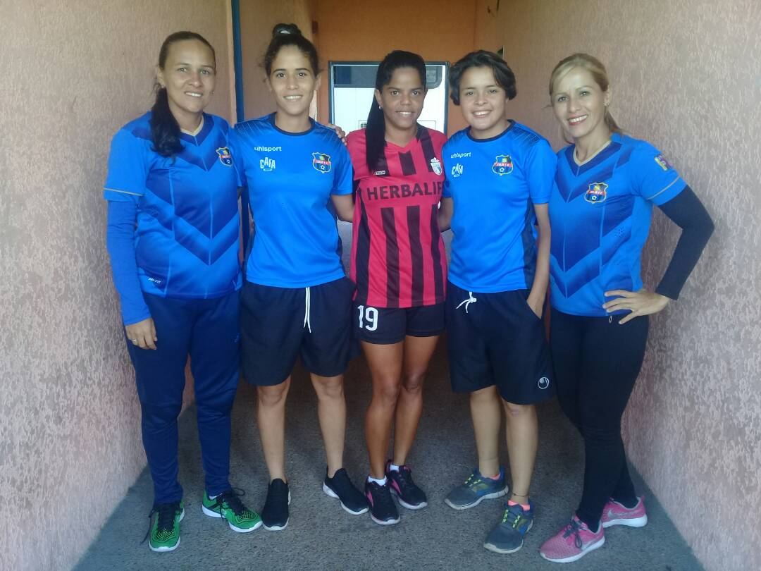DeportesUBV's tweet photo. La @ubv presente en la Superliga de Fútbol Femenino Venezolano:  @marbelysmora2, Marielvith Reyes, Marialejandra Pirela, Liseth González, (Zulia FC) y Janeth Isturiz, (Deportivo Lara) #TalentoDeportivoUBVista #UBVZulia #UBVLara https://t.co/XW6PquROnA