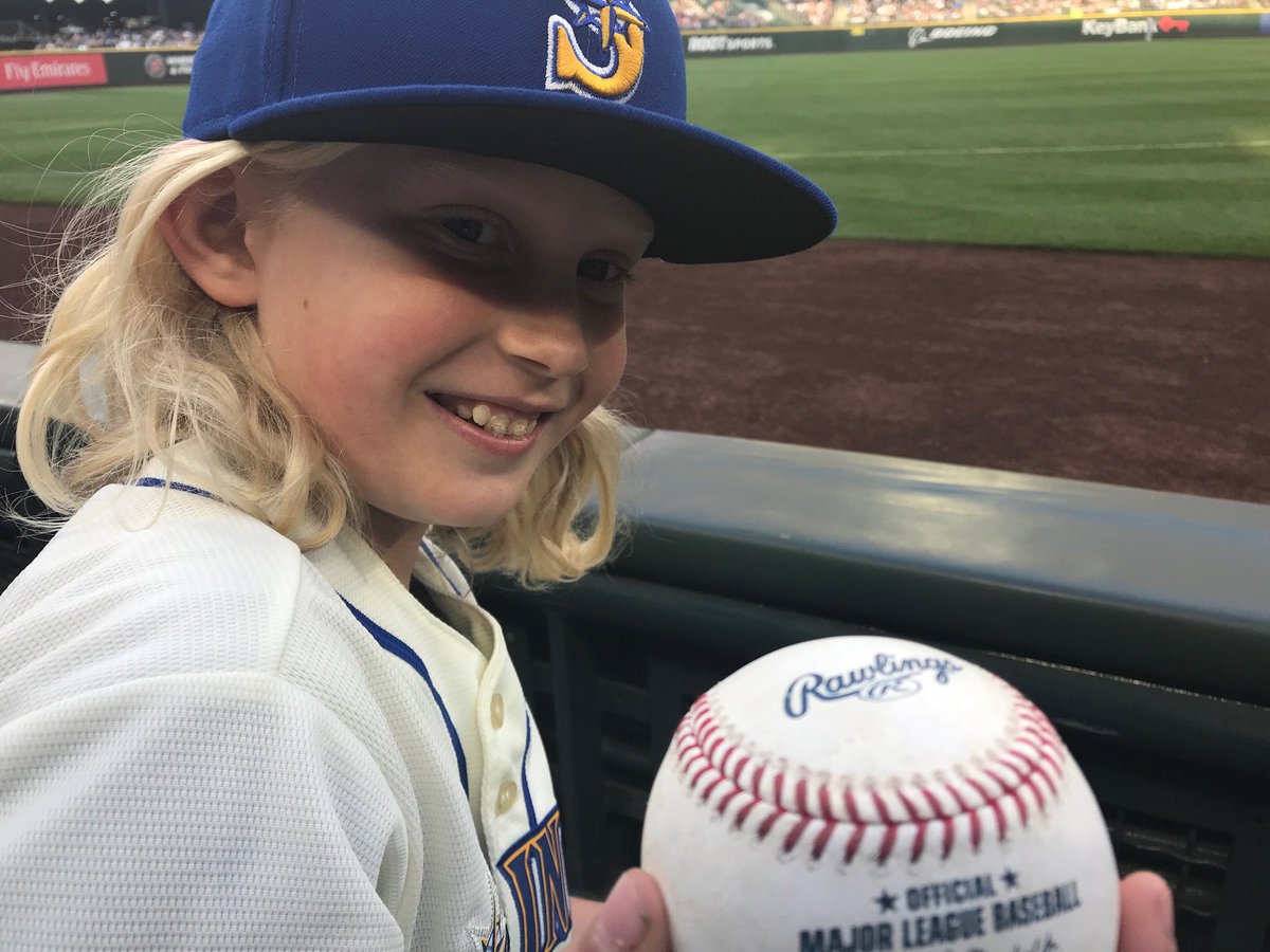 cpassonPDX's tweet photo. First foul ball of the night! https://t.co/akYfYOL5zL