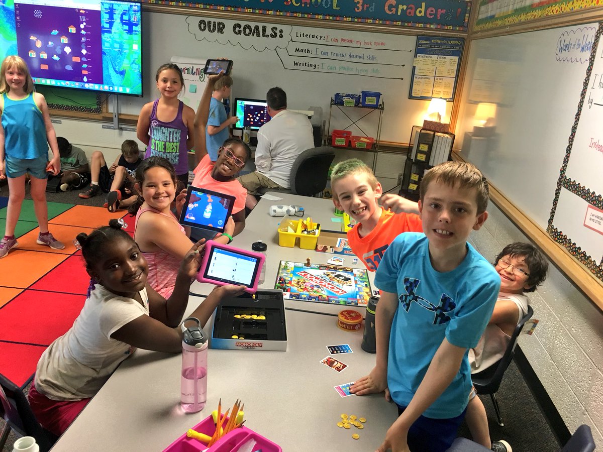 WW_3rd's tweet image. Game Day was a HIT on Friday! Our class was cooperative and engaged for 90 minutes straight! We love playing!!!! 🎲🎮🕹👾 #day9 #countdown