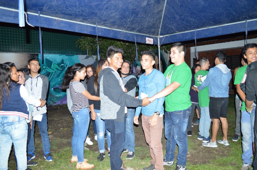 PipitaHenriquez's tweet photo. Campamento en #LaCasa empoderando jóvenes a través de un dinámico taller de Derechos Humanos y Liderazgo. https://t.co/Cu4Z9C7MT4