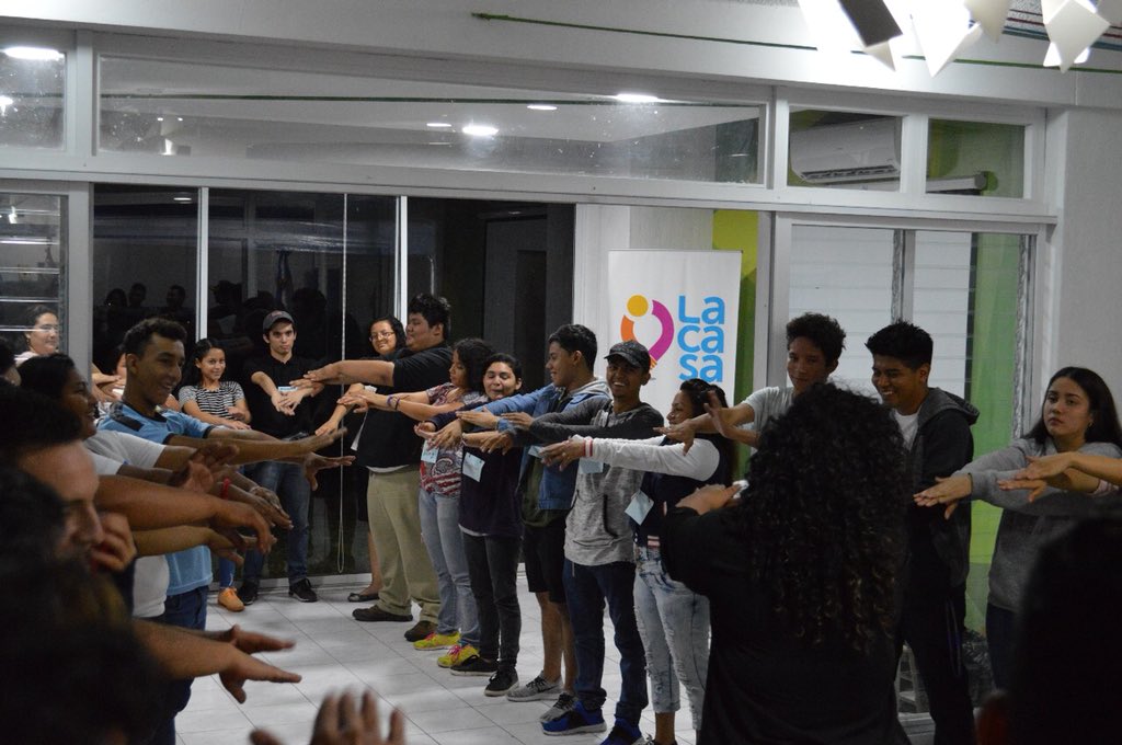 PipitaHenriquez's tweet photo. Campamento en #LaCasa empoderando jóvenes a través de un dinámico taller de Derechos Humanos y Liderazgo. https://t.co/Cu4Z9C7MT4